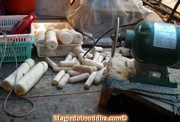 Fabrication d'amulettes Thai.